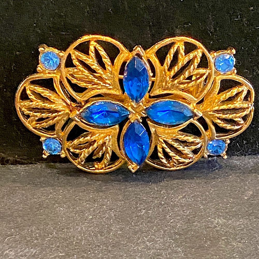 Retro Era 1950’s-1960 Beautiful Gold Tone Filigree and Blue Crystal Brooch